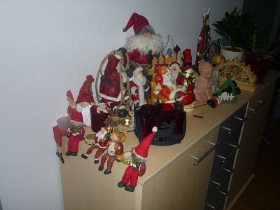 die Weihnachtsmänner haben sich gefreut das sie aus der Kiste durften. Mal gucken wie lange ich es aushalte ehe ich mit dem Dekorieren beginne.